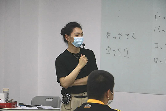 AIP日语专业老师在给学生上课