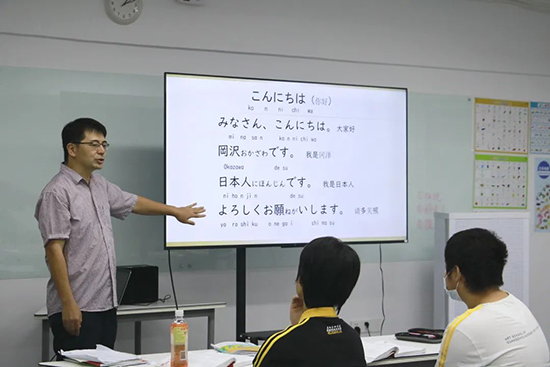 东京大学的冈泽老师给AIP学生上课