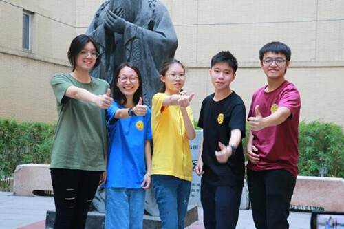 参赛队伍人员从左至右依次为龙雨希、荣丹、刘炫、郑德坤、何宇灵五名同学