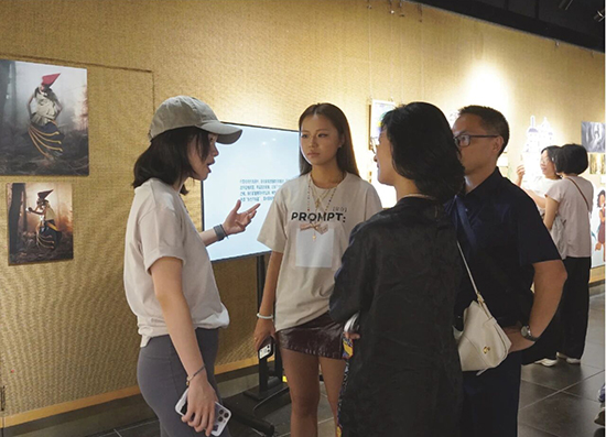 作品展区专业老师及同学在给参展访客讲解作品