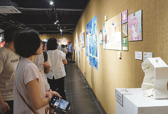访客观看展区作品