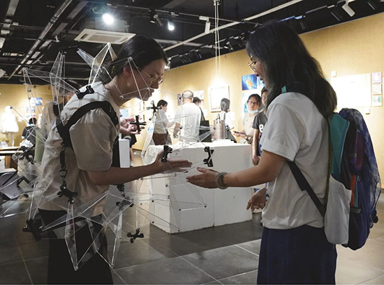 2026AIP毕业生万骞再给家长讲解作品创作理念