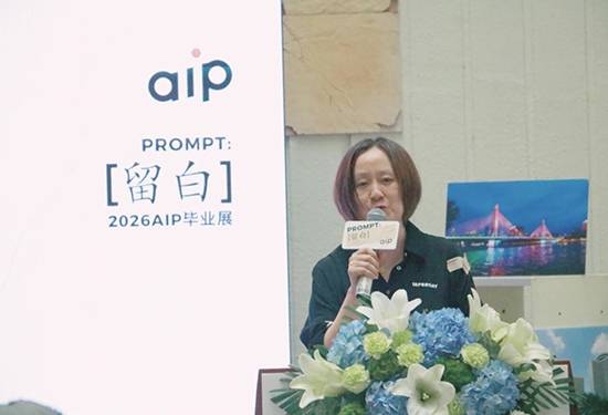 家长代表是万骞同学的妈妈周婷女士发言